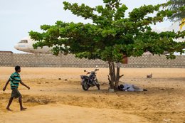 Abandoned-aircraft;-Airplane-wreck;-Barakah;-Beach;-Benin;-Cadjéhoun-Beach;-Cotonou;-Cotonou-airport;-Daily-life;-Kaleidos;-Kaleidos-images;-La-parole-à-limage;-Lockheed-L-1011;-Tarek-Charara;-TriStar;-Walking;-West-Africa